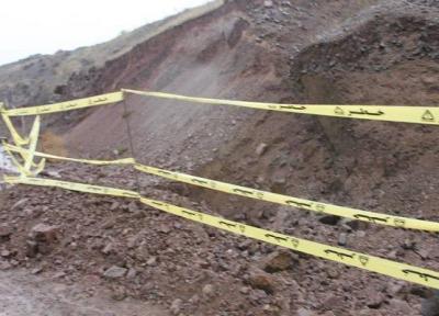 زمین روستای جوب سرخ چرداول دچار رانش شد