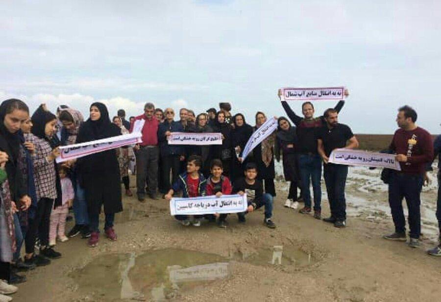 تشکیل زنجیره انسانی در ساحل خزر در مخالفت با انتقال آب خزر