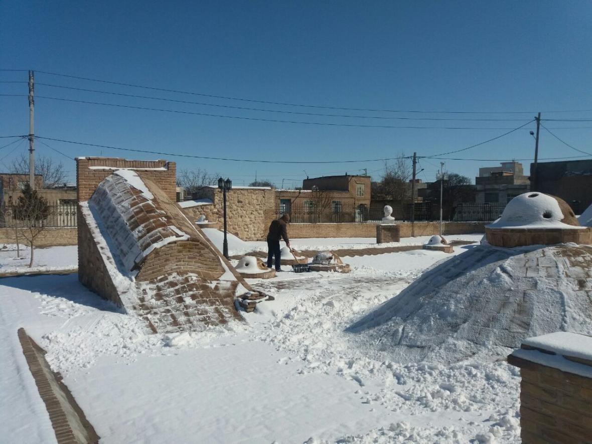 پایش بنا های تاریخی فاروج در پی بارش برف