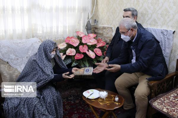 خبرنگاران حضور سخنگوی دولت در منزل شهیدان خالقی پور